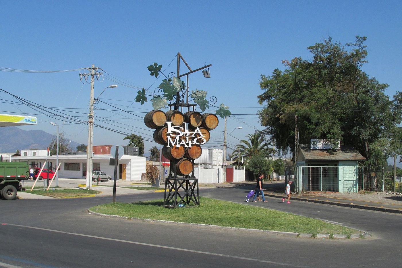 Roundabout sculpture of grapes and barrels marking the entrance to the town of Isla de Maipo