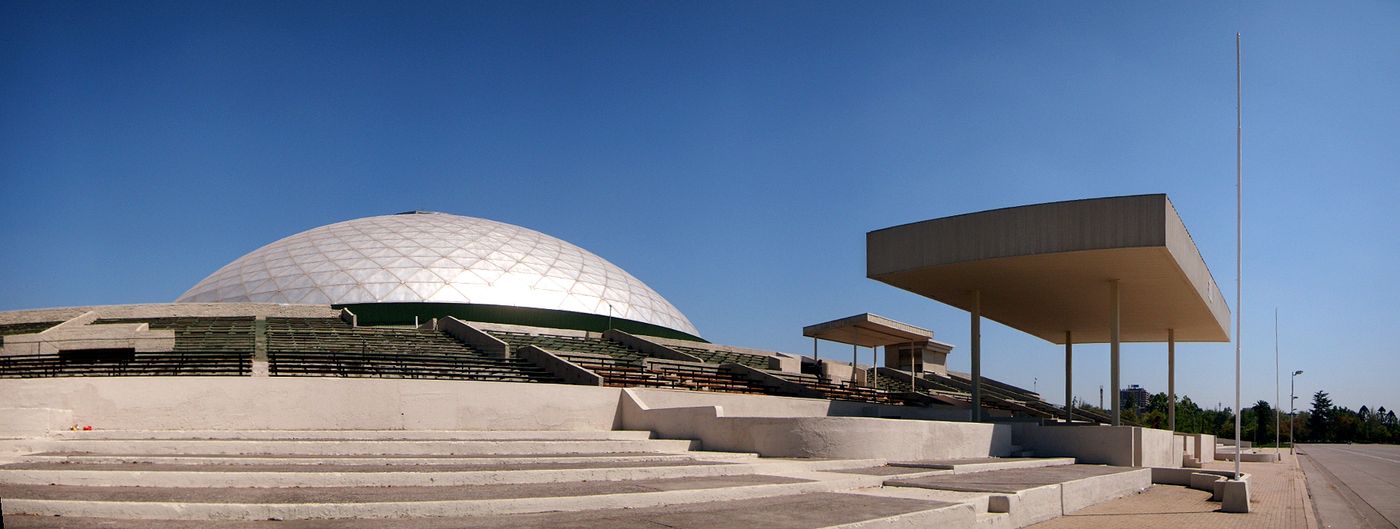The elipse at Parque O'Higgins with the domed arena on its edge under a clear sky