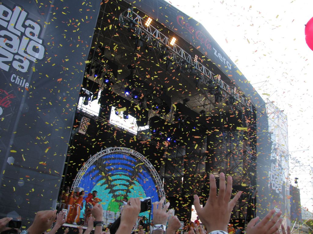 Main stage at Lollapalooza Chile in Parque O'Higgins, Santiago, with confetti falling over the crowd