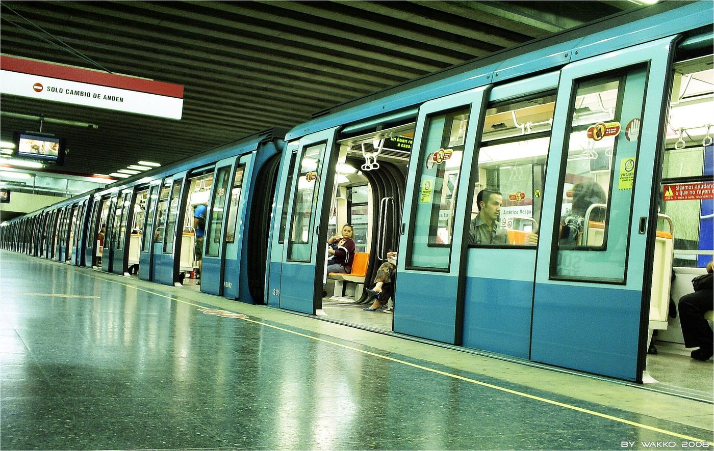A Metro de Santiago train waiting at a Line 1 platform with doors open