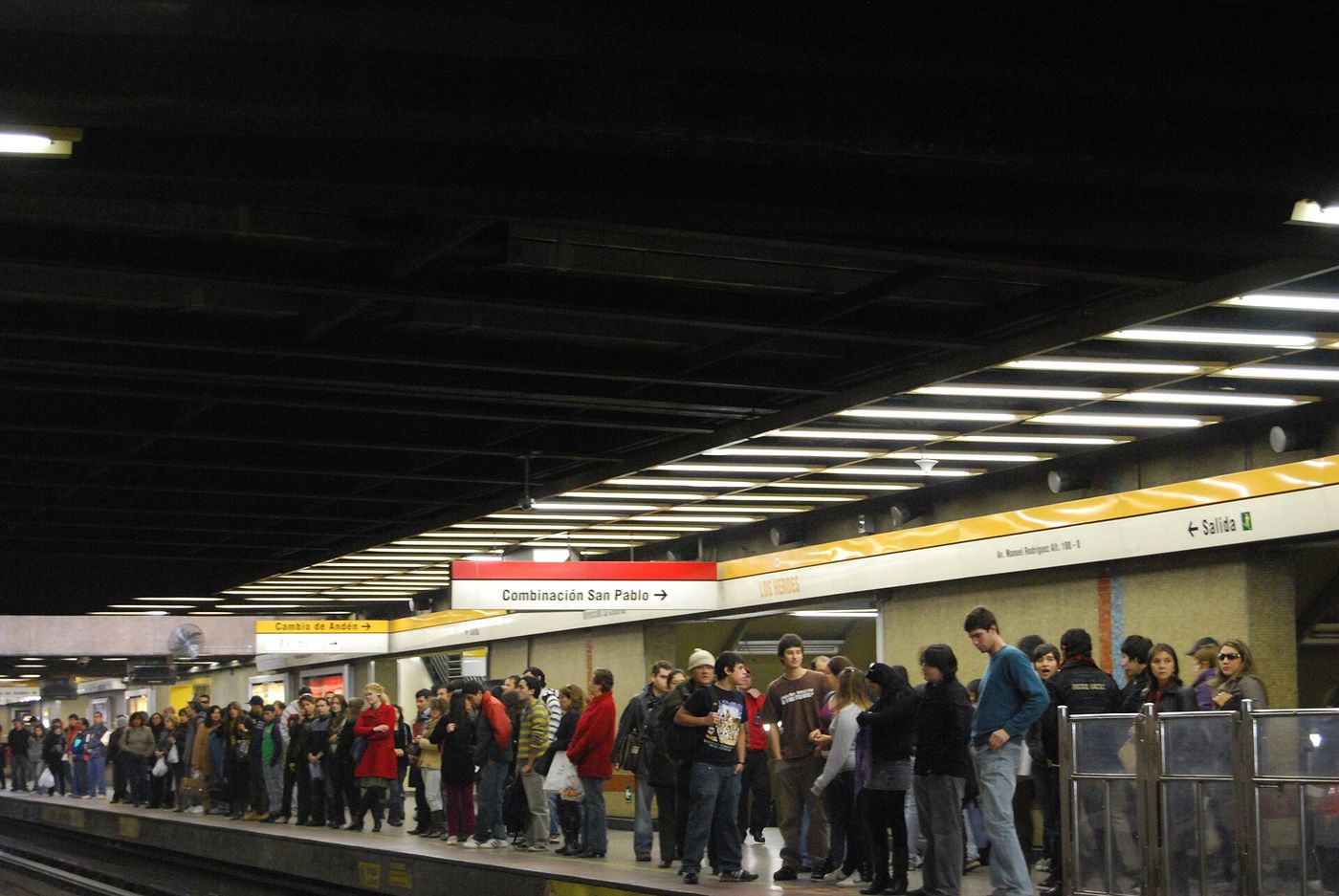Crowds of commuters waiting on a Metro platform at Los Héroes station