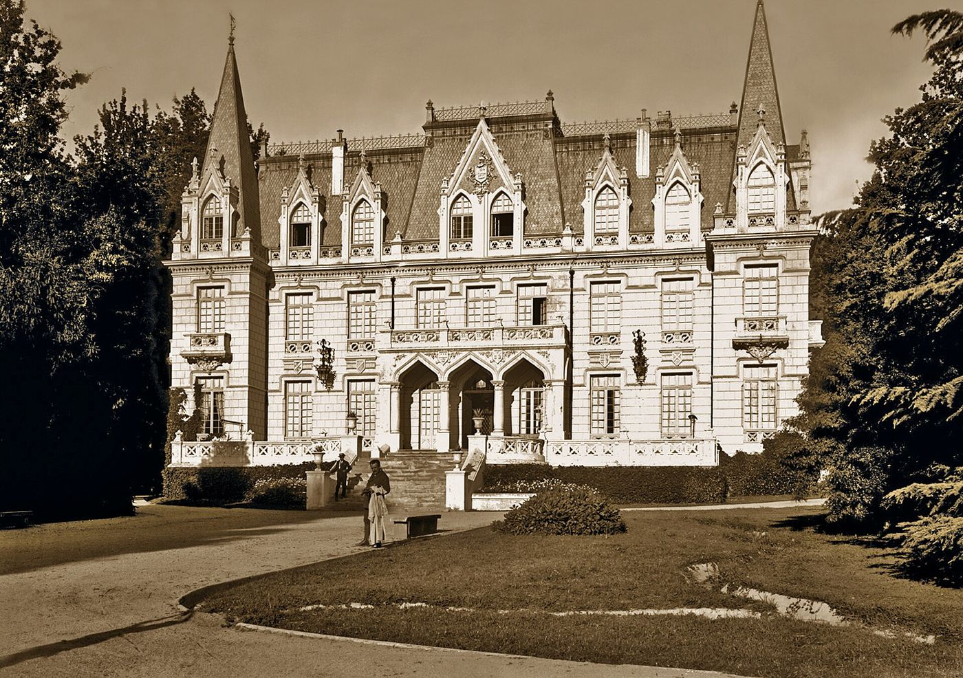 Sepia photograph of a turreted French-style mansion with formal gardens, the Palacio de las Majadas de Pirque